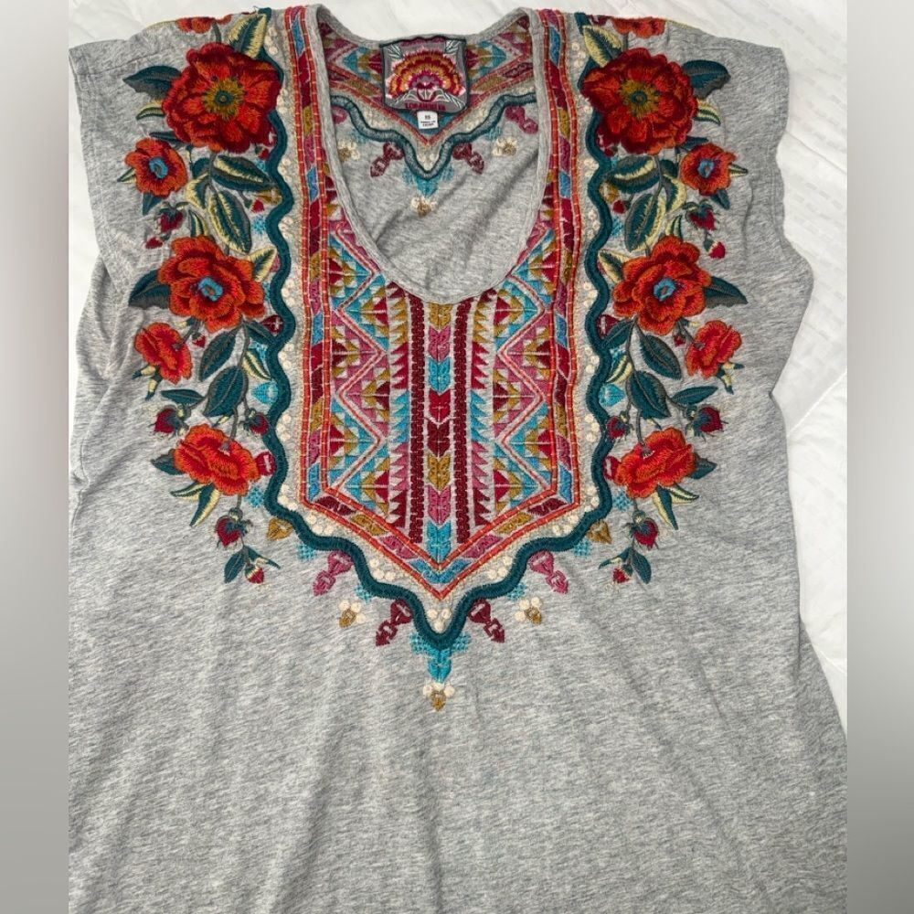Johnny Was Luxe Boho Ornelia Embroidered Capped Sleeve Grey Tee- XS- like new! - Picture 11 of 13